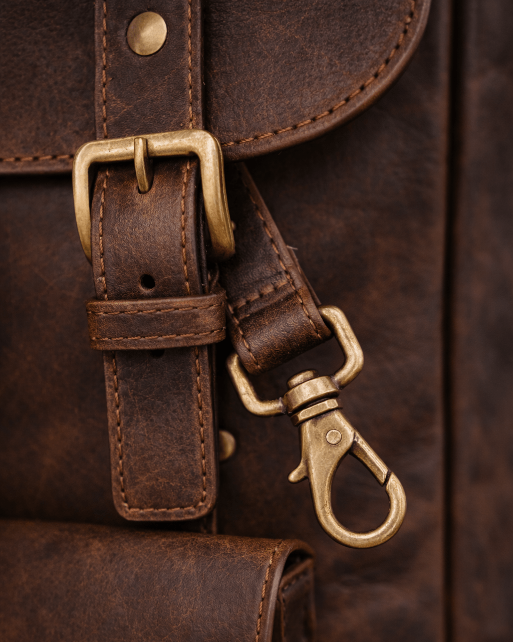 Edler Lederrucksack in braun mit details auf der Vorderseite