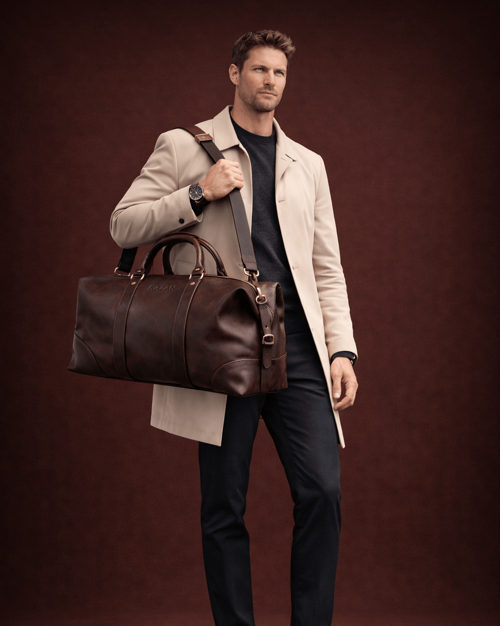 Model mit Weekender Amit ueber der Schulter gehaengt